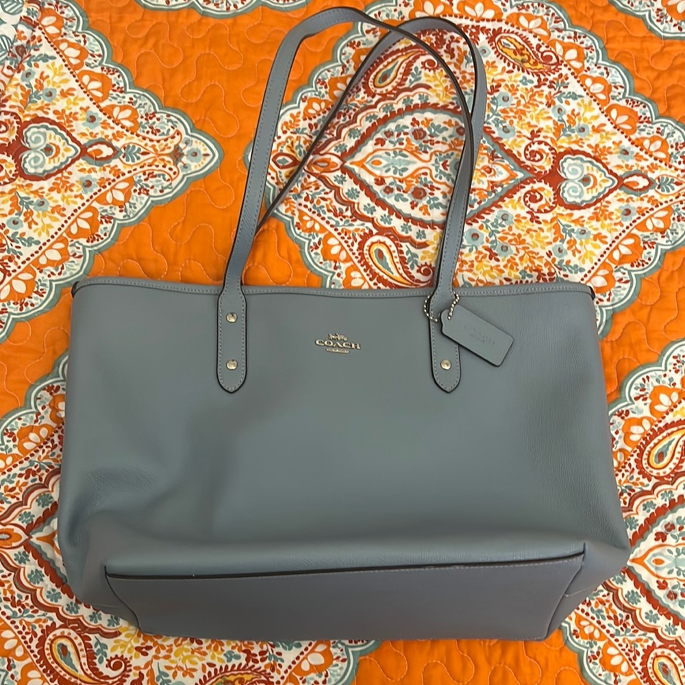 Coach blue leather Tote with zipper